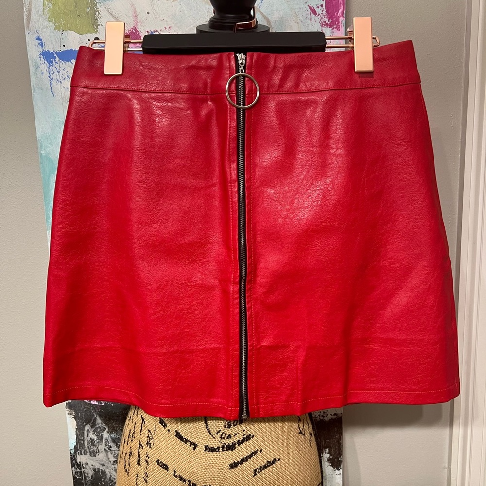 Red faux leather mini skirt; full front zip; size L 💋